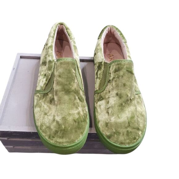 Akid Green Velvet Kids Slip-On Shoes Size: 2 - Picture 3 of 7
